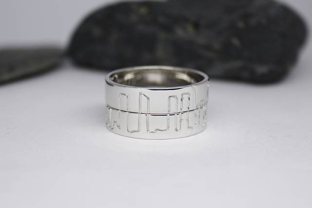 Alianzas de oro con grabado skyline