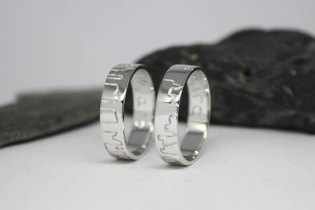 Alianzas de oro con grabado skyline