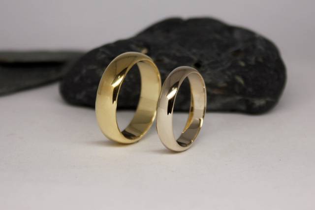 Alianzas de oro blanco y amarillo