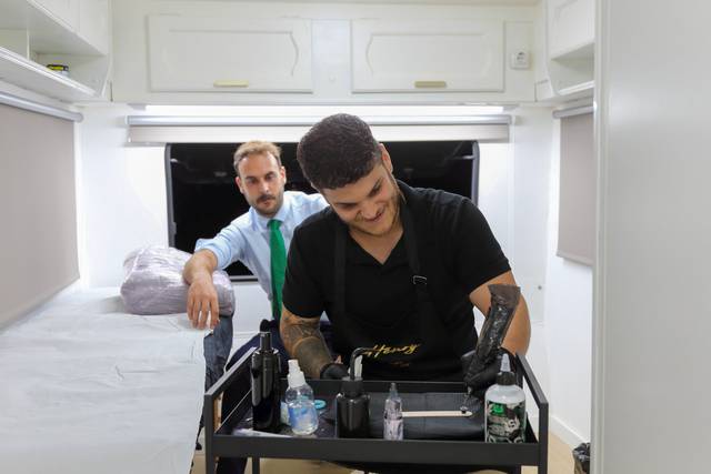 Preparación del tatuador mesa de trabajo