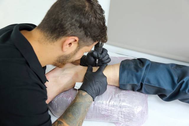 Tatuando el pie sesión artística
