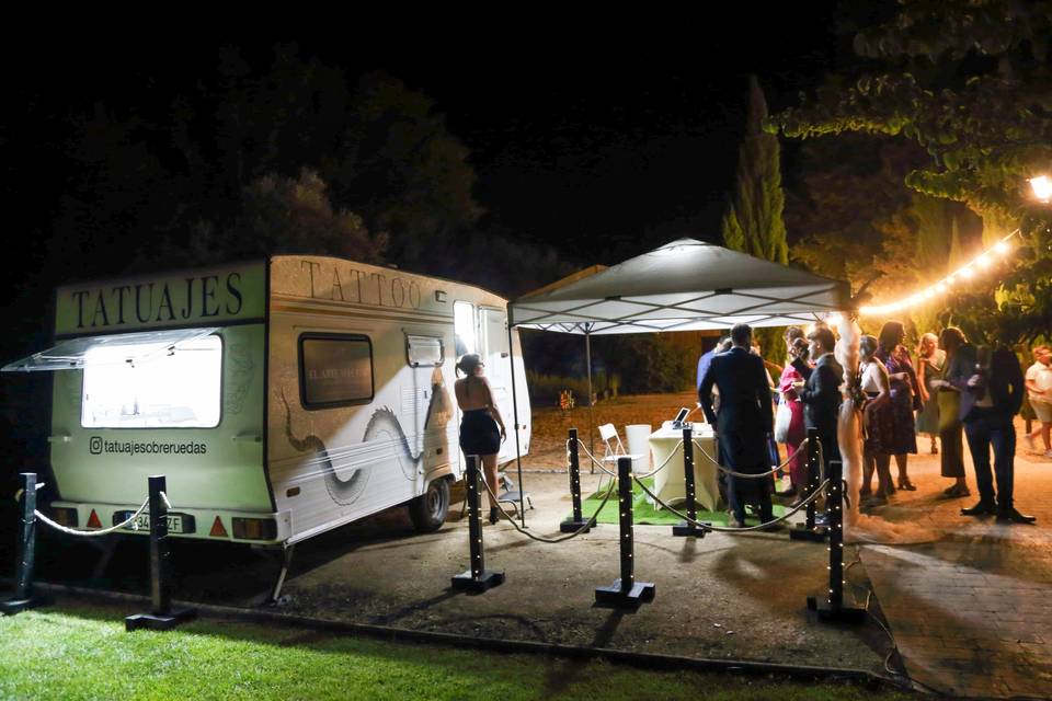 Caravana estudio móvil jardín nocturno