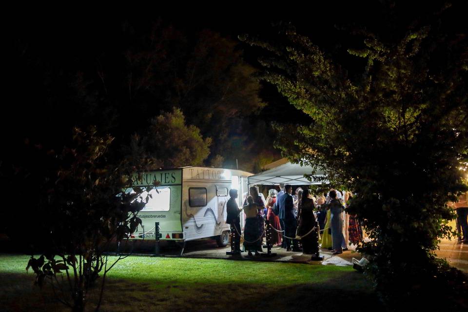 Caravana lejana paisaje nocturno evento