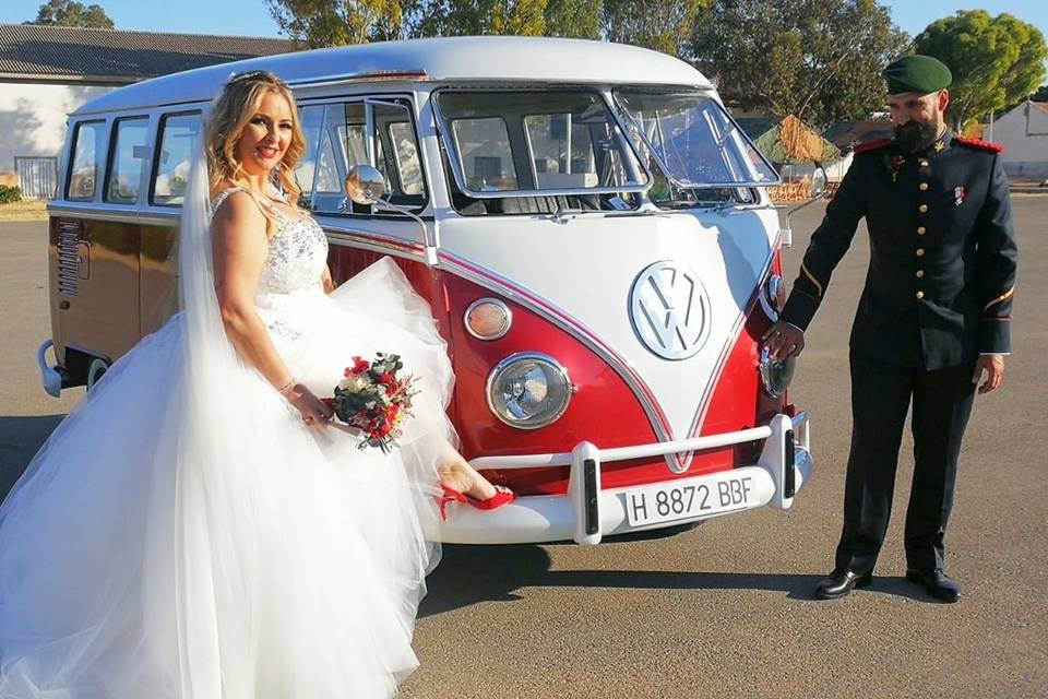 Boda con Kombi roja