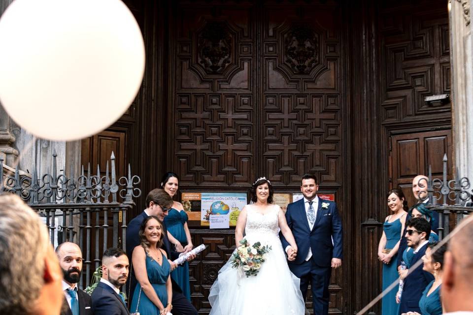 Maite & Juanjo. Salida de la iglesia