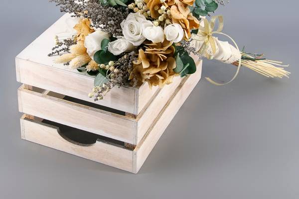 Detalle de boda de oro 50 años de flores preservadas con dedicatoria