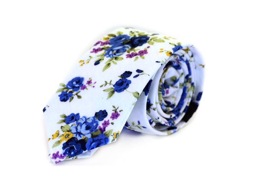 Corbata floral blanca y azul