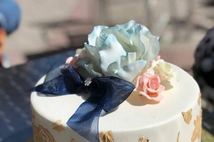 Tarta en tonos azules y blancos