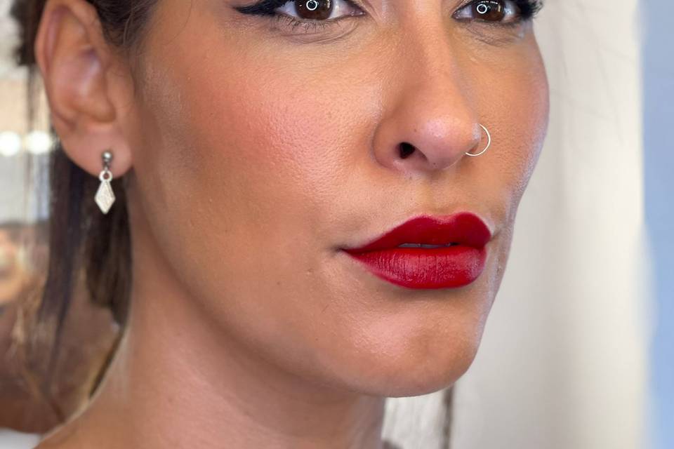 Delineado con labio rojo