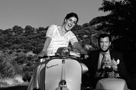 Novios en una Vespa