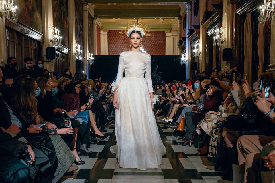 Vestido de organza con cola