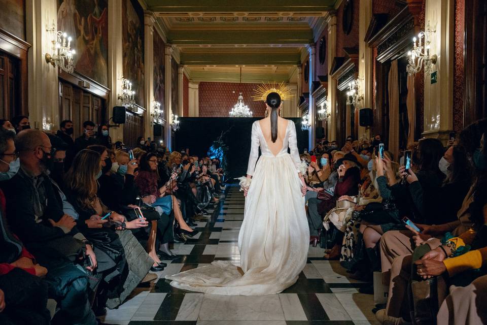 Vestido de organza con cola