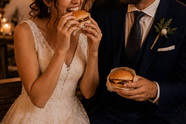 Novios comiendo