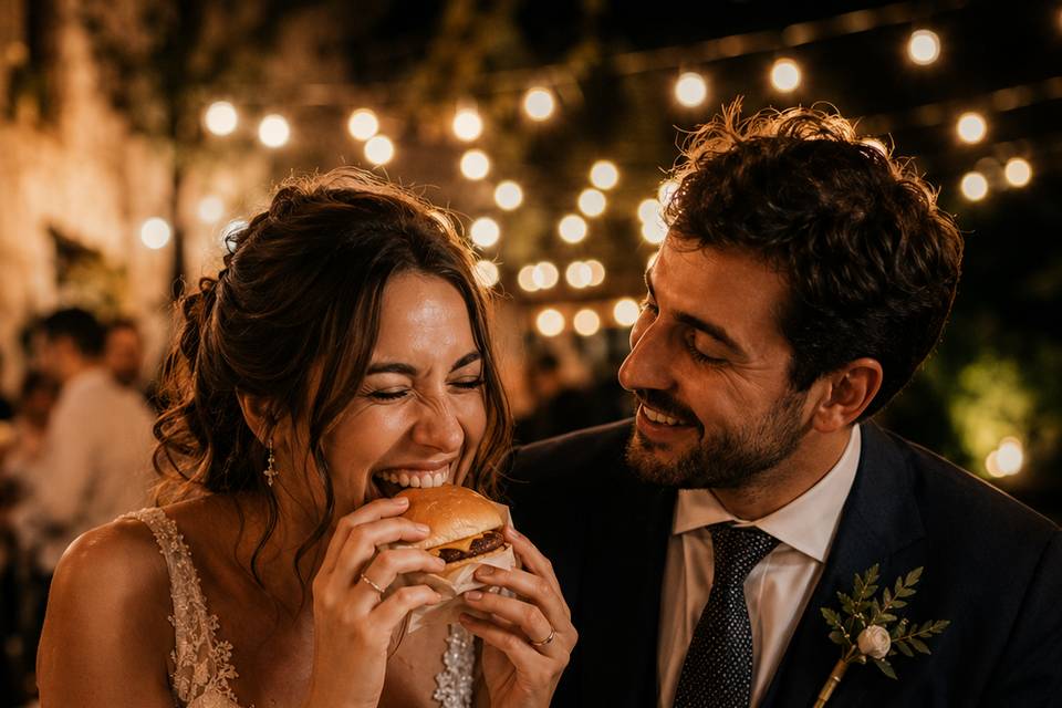 Novios con hamburguesa