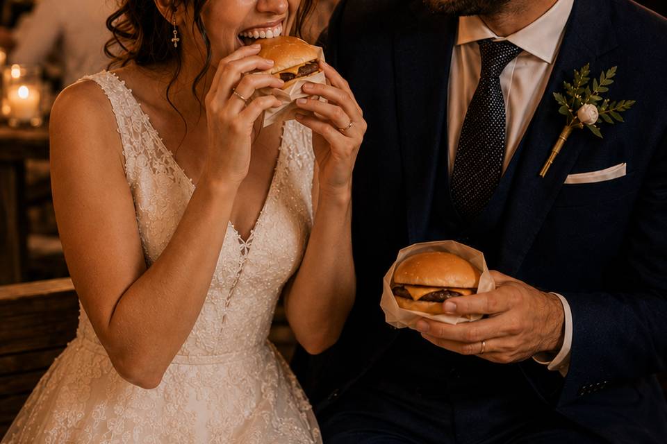 Novios comiendo