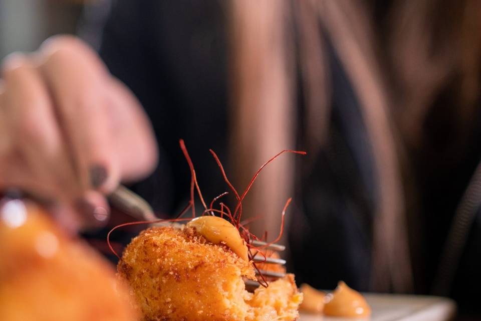 Croquetas de mango y kimchi