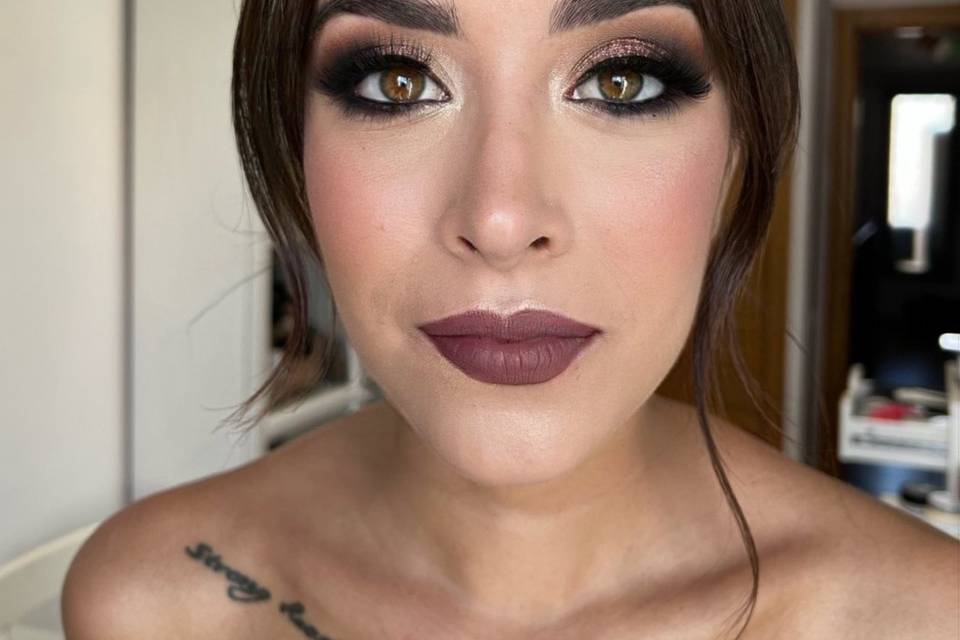 Maquillaje con tonos oscuros