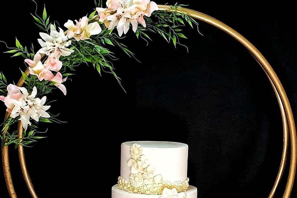 Tarta de boda blanca con aro