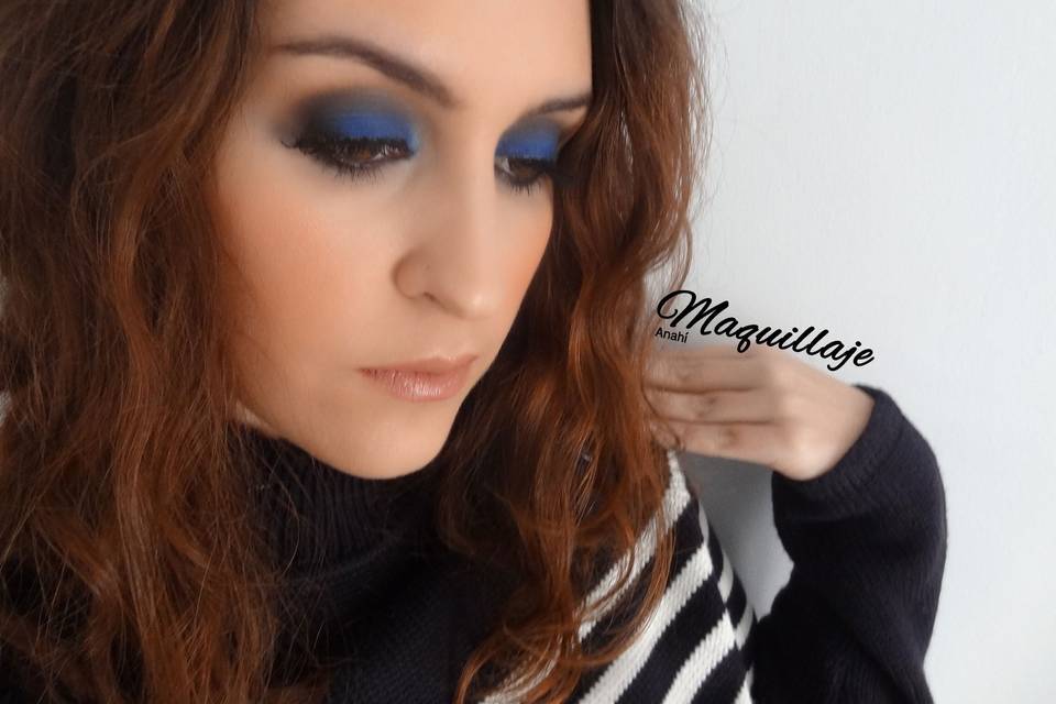 Maquillaje en tonos azules