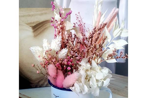 Tazas con flores preservadas