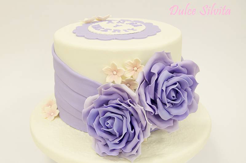 Tarta con rosas en color lila