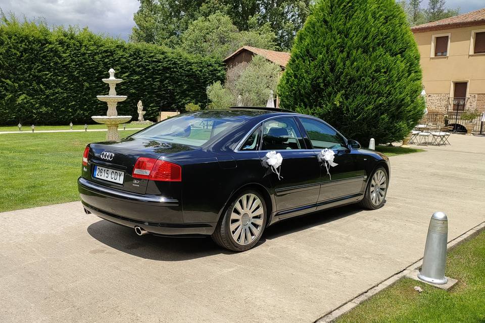 Felix - Audi A8 negro