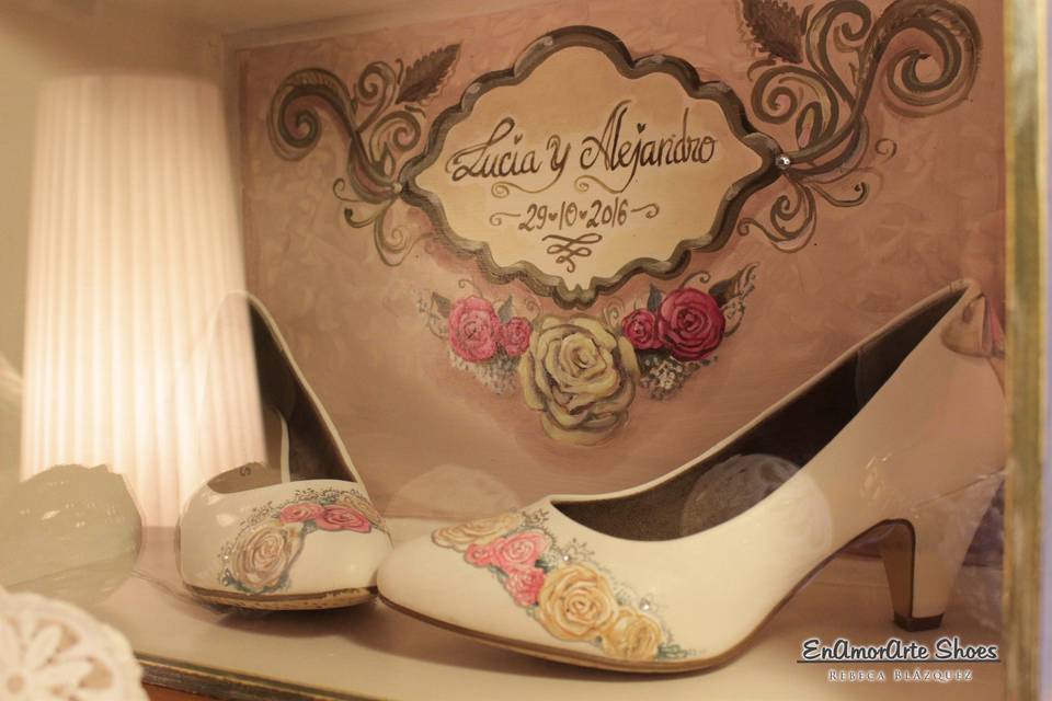 Vitrina y zapatos pintados