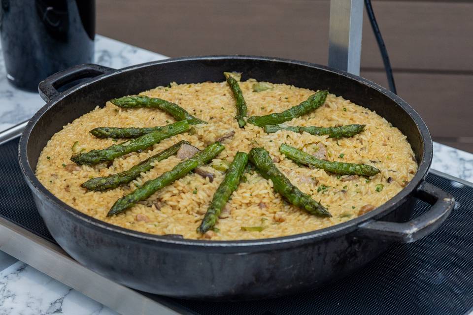 Paella espárragos sartén