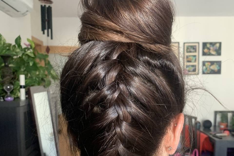 Moño alto con trenza