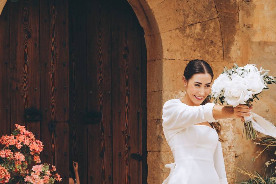 Novia y niña por detrás