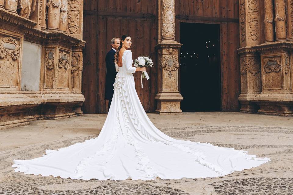 Novia por entrar a la Catedral