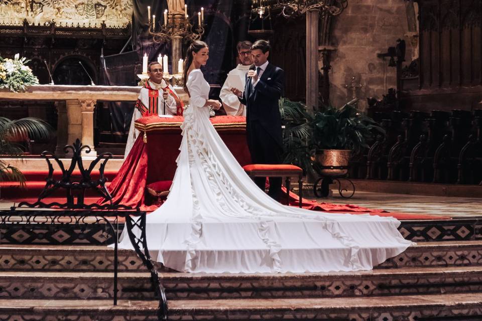 Novia y novio en catedral