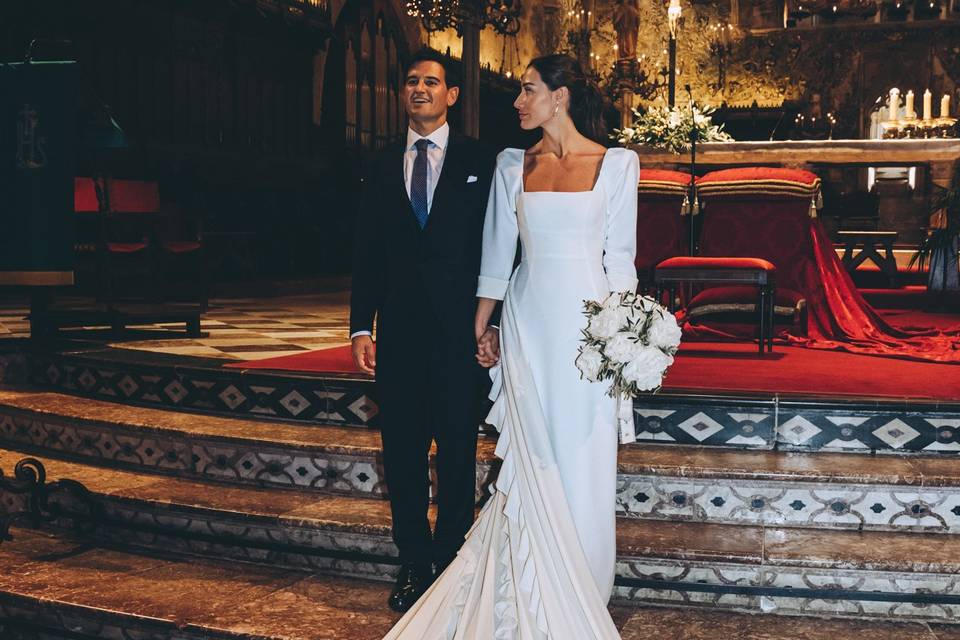 Novia y novio entrando al altar