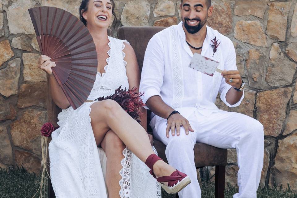 Novia y novio riendo