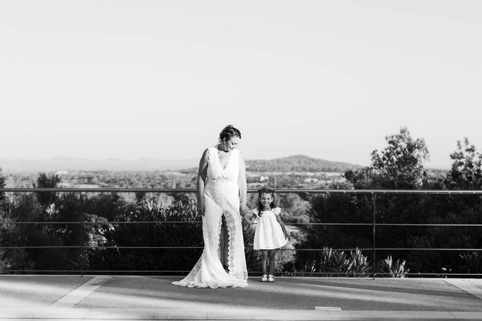 Novia y niña ByN