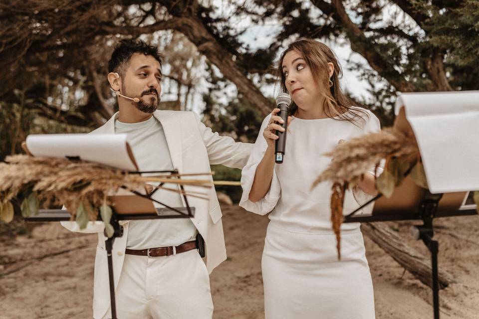 Novios haciendo playback