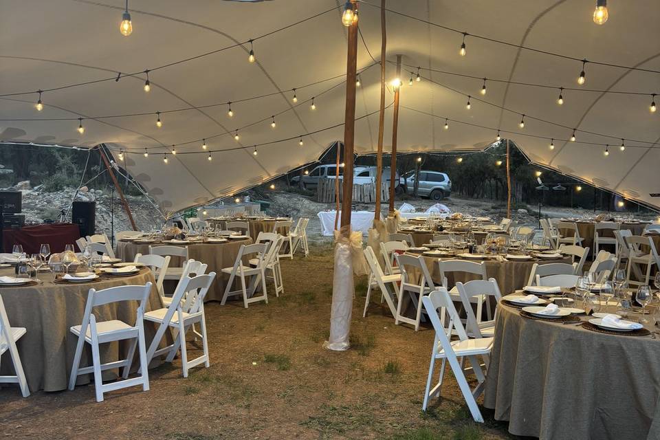 Banquete bajo carpa befuina