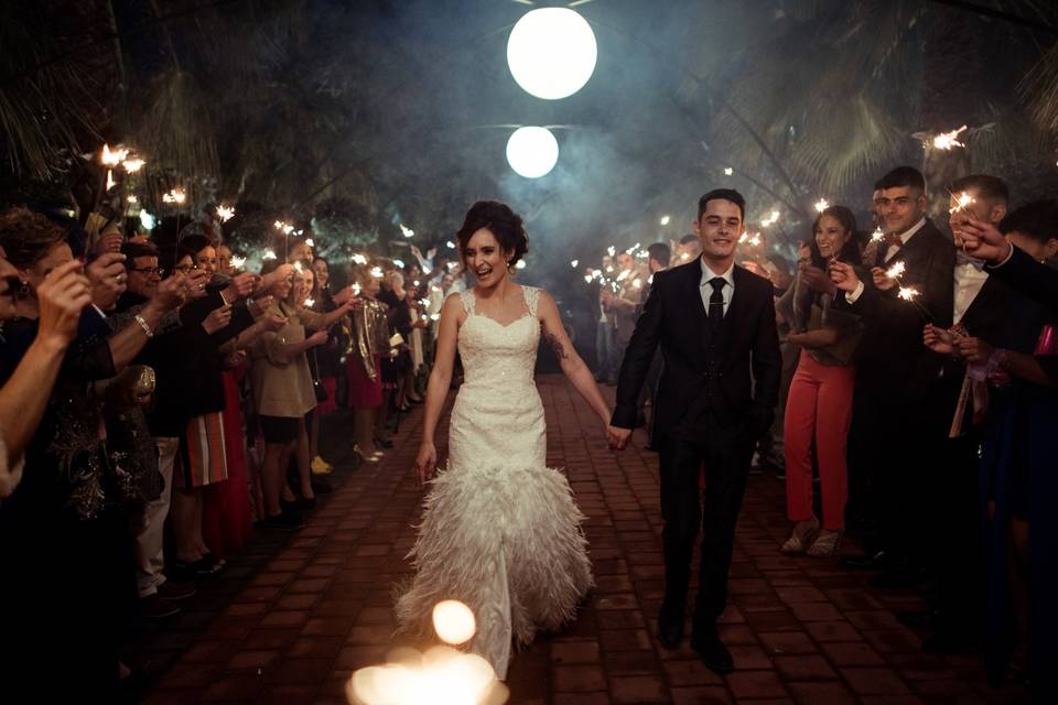 Pareja de boda entre luces de Navidad