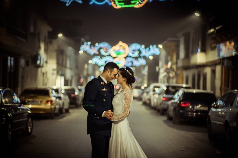 Pareja de boda entre luces de Navidad