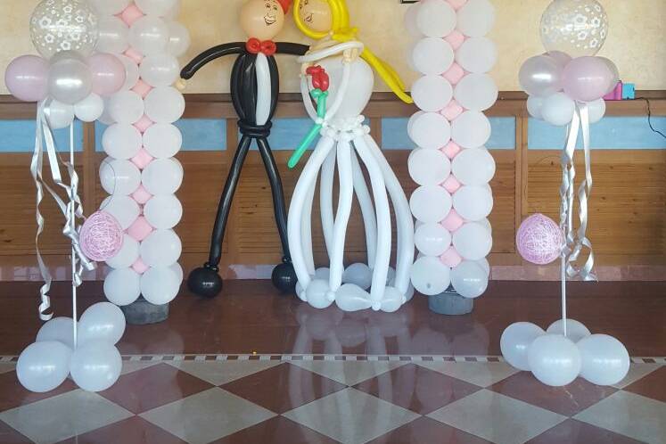 Novios de globos y arco