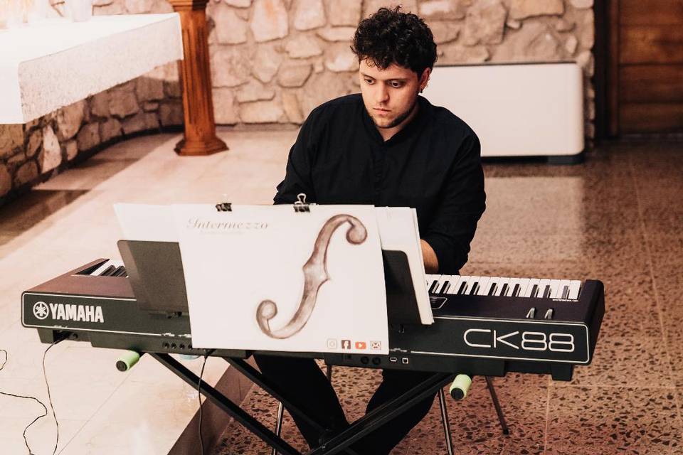 Piano con amplificador propio