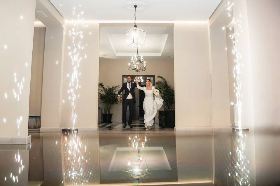 Llegada novios con bengalas