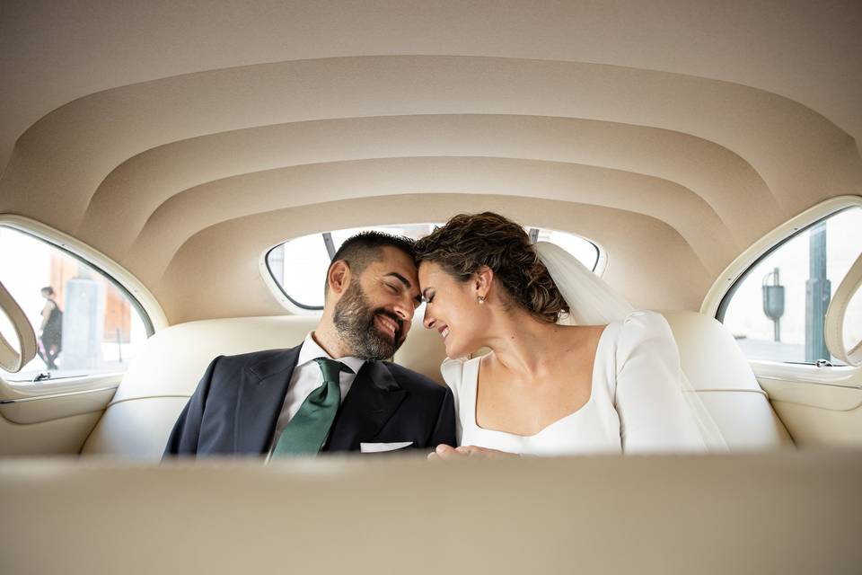 Novios en coche clásico