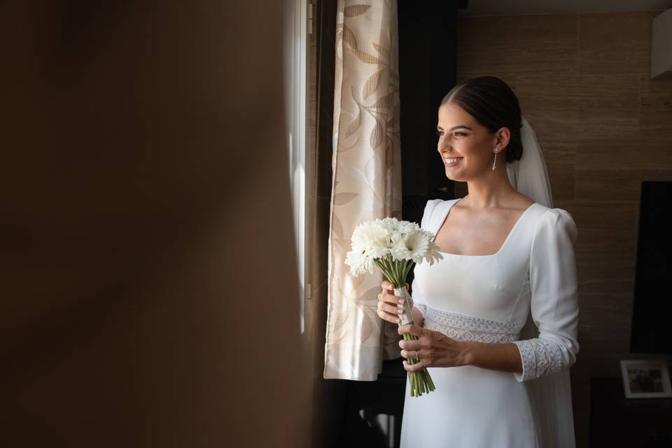 Novia en la ventana