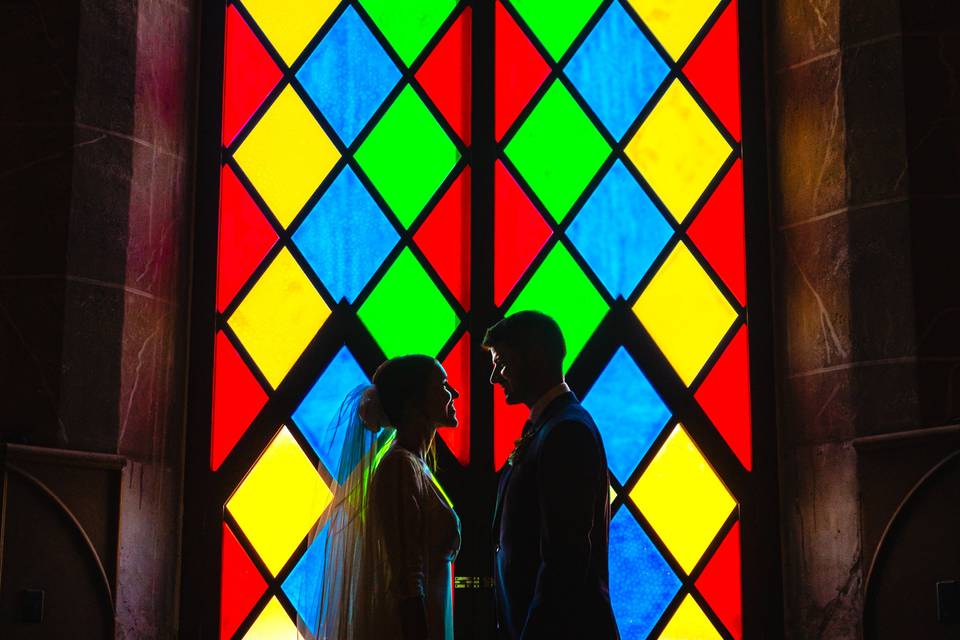 Novios en vidriera iglesia