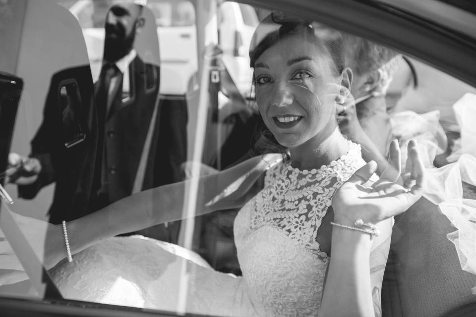 La novia en el coche nupcial