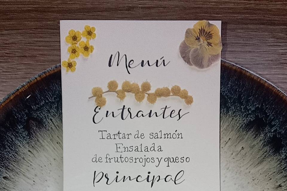 Menú con flor preservada