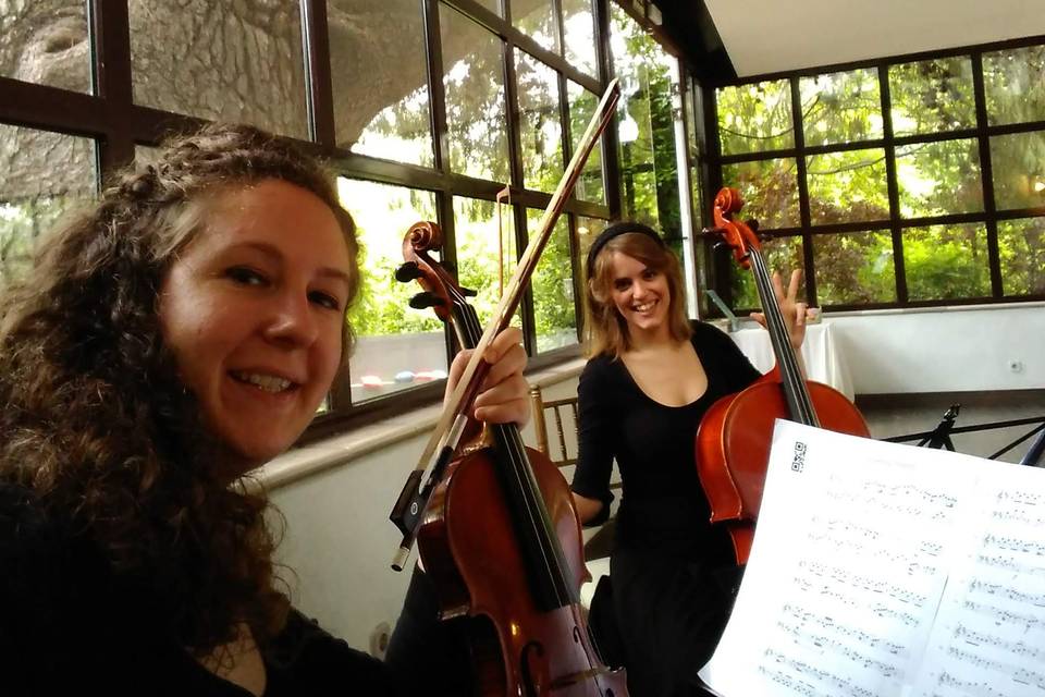 Dúo violín y cello en cóctel