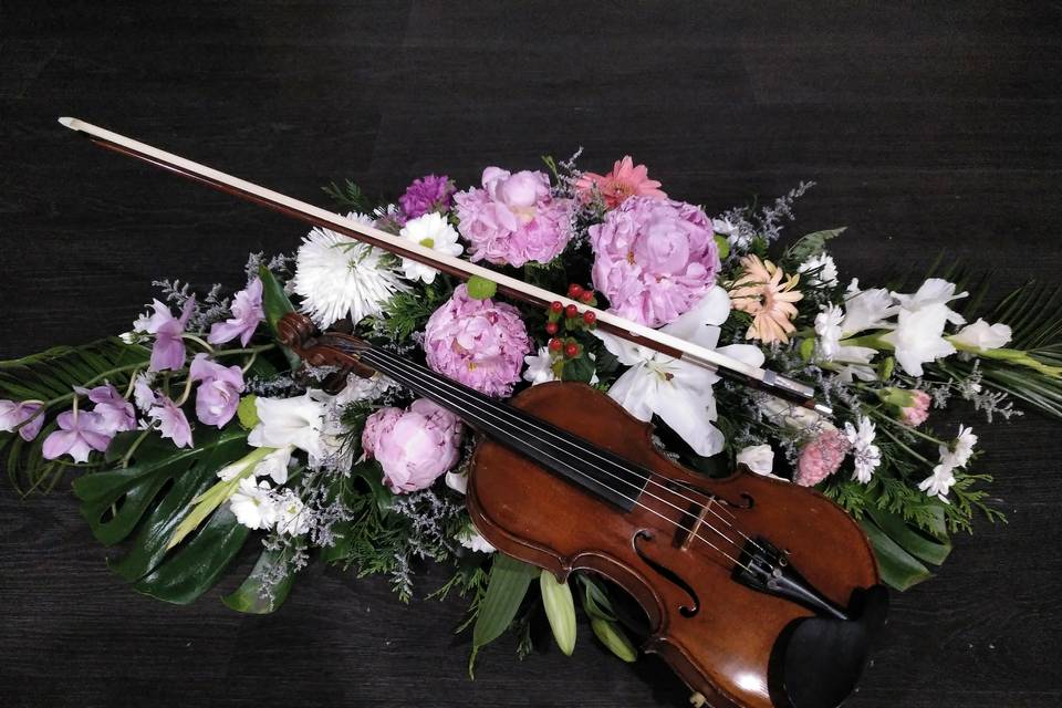 Detalle de flores y violín