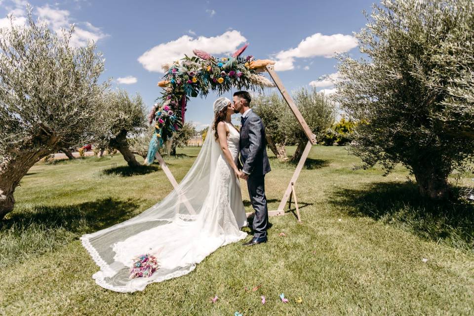 Photocall boda arco hexagonal - Ana Tocados y Complementos